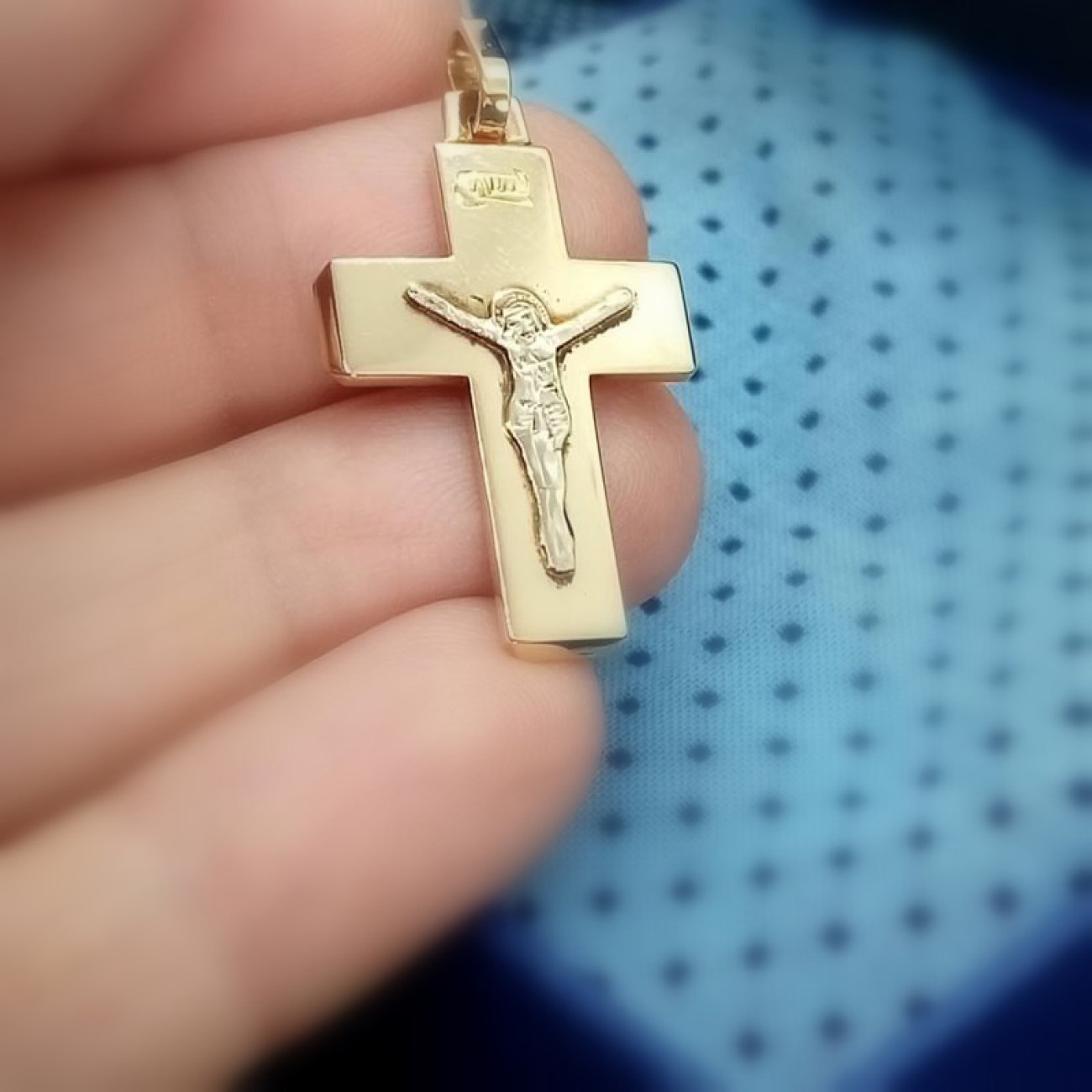 Χρυσός σταυρός Κ14 με ανάγλυφο ΕΣΤΑΥΡΩΜΕΝΟ